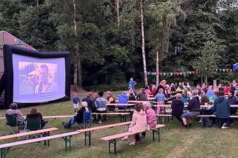 Haldenfest Zug: Gemeindekino Siebenlehn lässt erstmals Streifen über die Leinwand flimmern - Kino im Grünen gab es am Freitagabend beim Haldenfest in Zug.