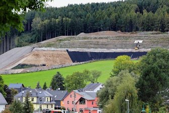 Haldensanierung "Am Knochen" lässt der Gemeinde kaum noch Luft - Es ist ein schwieriges und kostspieliges Unterfangen, die laufende Sanierung der Halde "Am Knochen" in Raschau.
