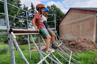 Halfpipe in Augustusburg: Zur Erneuerung kann jeder einen Beitrag leisten - Täglich sind mehrere Kinder an der heruntergekommenen Strecke anzutreffen, wie Oskar (vorn) und Vincent.