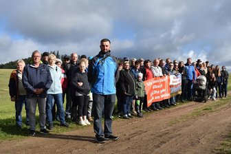 Hallbach: Geplanter Solarpark bringt Bürger auf die Barrikaden - Ortschaftsrat Michael Ruscher (im Vordergrund) hat den Protest gegen einen geplanten Solarpark nahe Hallbach organisiert. Rund 45 Einwohner aus dem Olbernhauer Ortsteil und seiner Nachbarorte folgten am Sonntag dem Aufruf.