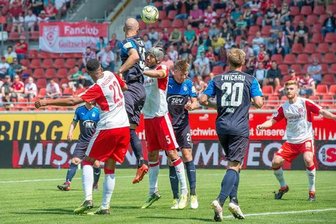 Halle gewinnt gegen Zwickau im Saisonfinale mit 2:0 - Zweikampf zwischen Nico Antonitsch (FSV Zwickau) unf Klaus Gjasula (HFC)