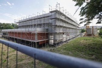 Halle noch immer ohne dichtes Dach - In etwa einem halben Jahr soll die Sporthalle - die Aufnahme stammt aus dem Sommer - komplett fertig sein. Zunächst muss umgehend das Dach gebaut werden.