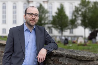 Halleluja: Kirchgemeinde im Erzgebirge bekommt wieder eigenen Pfarrer - Cornelius Voigt ist vor reichlich drei Wochen mit seiner Familie von Leipzig aus in das Pfarrhaus von Mildenau gezogen. Am Samstag wird der 34-Jährige offiziell in sein Amt als neuer Gemeindepfarrer eingeführt. Für ihn ist es eine Rückkehr ins Erzgebirge.