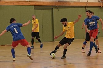 Hallen-Cup mit flexiblen Gastgebern - Stadtderby beim Hallenturnier des SV Fortschritt Glauchau am vergangenen Wochenende: Die Gastgeber (blaue Trikots), die am Ende Fünfter wurden, konnten sich gegen Lok Glauchau/Niederlungwitz mit 2:0 durchsetzen. In dieser Szene behauptet Lok-Spieler Ahmad Saoud den Ball. 