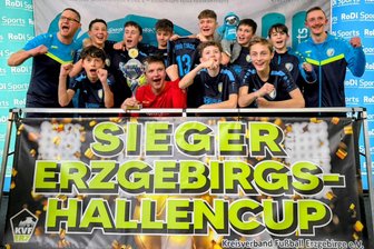 Hallen-Erzgebirgscup: Dieser Kicker stand gleich zweimal im Finale - Mit den C-Junioren der SpG Dittmannsdorf/Amtsberg/Gornau bejubelte Marc Meerstein (rechts) den Hallentitel.