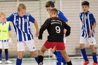 Hallen-Kreismeisterschaft: Erster Titel geht E-Junioren von Germania - Regionales Duell im Finale: Die E-Junioren des SV Germania Mittweida, hier mit Finley Lindner (l.) gegen Hannes Doberenz (Nr. 9), sicherten sich gegen den TSV Penig den Kreismeistertitel unterm Hallendach.