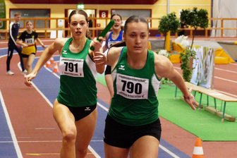Hallen-Landesmeisterschaft: Dreisprung-Debütant krönt starken Auftritt der Leichtathleten des LV 90 Erzgebirge - In der siegreichen U-18-Staffel der Startgemeinschaft Erzgebirge übergibt Enna Opitz den Stab an Nele Simolka.
