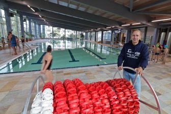 Hallenbad im Rudolf-Virchow-Klinikum in Glauchau: Nach Technik-Defekt müssen Badegäste nach Hause geschickt werden - Schwimmmeister Andreas Kahnt arbeitet an den Wochenenden im Hallenbad des Rudolf-Virchow-Klinikums in Glauchau.
