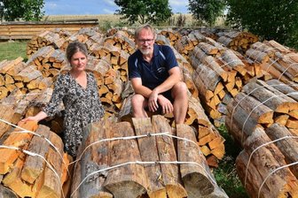 Hallenbad in der Kostenfalle: Holz soll teures Gas ersetzen - Das ist der Holzvorrat, den Anja und Lutz Hoffmann für die Schwimmschule Hoffmann in Sachsenburg schon angelegt haben. Der Vertrag mit dem Gasanbieter ist gekündigt, geheizt wird nun wieder mit dem Holzvergaser.