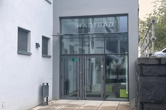 Hallenbad Reichenbach: Warum die Pumpen unter Beobachtung bleiben - Das Hallenbad auf dem Roßplatz wurde für 3,5 Millionen Euro saniert.
