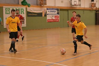 Hallenfußball: Ausrichter Mülsen gewinnt Jubiläumsausgabe des Mauritius-Cups - Jonas Beetz (am Ball) und seine Teamkameraden vom SV Blau-Gelb Mülsen mussten sich beim Mauritius-Cup mit Platz 4 zufrieden geben.