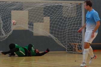 Hallenfußball: Ausrichter Zauberkugel sucht noch vier Teams für Turnier - Tore satt gibt es wieder beim Zauberpokal zu sehen: Vier Teams werden noch gesucht. Foto: Thomas Gräf