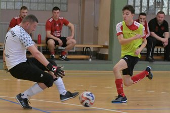 Hallenfußball: Blau-Gelb Mülsen läutet das neue Jahr mit Benefiz-Turnierwochenende ein - Der Oberlungwitzer Noah Müller (rechts) im Duell mit Thomas Brunner von Neuwürschnitz/Mitteldorf. Das Gruppenspiel gewann der OSV gegen die Mannschaft aus der Kreisliga Erzgebirge mit 4:1.
