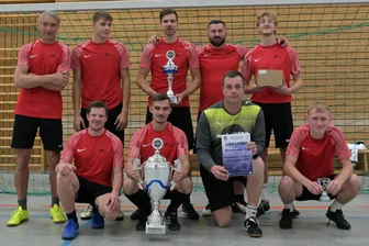 Hallenfußball: Firmencup der Nickelhütte sieht eine Frau als beste Keeperin - Das Team der Firma Polusik um Firmenchef Peter Polusik (l.) hat auch den 2. Nickelhütten-Firmencup gewonnen.