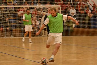 Hallenfußball: Jüngste Mülsener sorgen beim alljährlichen Benefizturnier für Furore - Markus Benker von der Auswahl Mülsen im Spiel gegen den SV Motor Zwickau Süd.