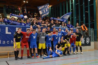 Hallenfußball: Olbernhauer sorgen in Annaberg für Furore - Die beiden Finalisten aus Zschorlau und Olbernhau kennen sich seit dem Pokalspiel im Oktober, das Verhältnis ist von Respekt geprägt. Das gemeinsame Foto vor den Olbernhauer Fans ist Zeugnis dessen.