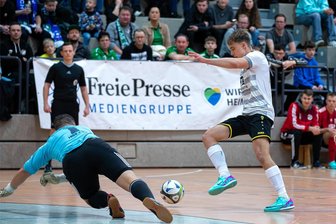 Hallenfußball-Pokal: VFC Plauen und Merkur Oelsnitz nicht zu halten - Luis Werrmann (Mitte) versucht den Lengenfelder Torhüter Christopher Weiß zu umspielen. Der VFC gewann sein Eröffnungsspiel mit 5:2 und zog nach vier weiteren Siegen souverän in die nächste Runde ein. Der VfB Lengenfeld löste als Gruppendritter ebenfalls das Zwischenrundenticket.