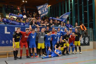 Hallenfußball: Titelverteidiger Zschorlau greift ins Rennen ein - 2024 holten sich die Zschorlauer (schwarze Trikots) in einem spannenden Finale den Titel gegen die SV Olbernhau. Im Anschluss zollten sich beide Teams mit einem gemeinsamen Foto Respekt.