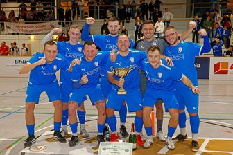 Hallenfußball: TSV Crossen lässt Konkurrenz beim ersten Marx Städter Hallenpokal keine Chance - Der TSV Crossen gewann insgesamt neun seiner zehn Spiele und kürte sich zum ersten Marx Städter Hallenpokalsieger. Im Finale mussten sie die Nerven im Neunmeterschießen behalten.