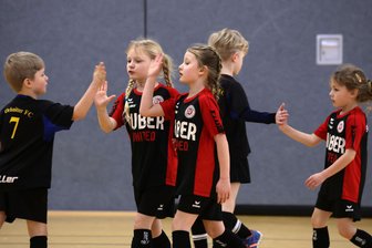 Hallenfußball: Wie das Jugendturnier von Blau-Weiß Gersdorf auch ohne Goldmedaille zum Erfolg wurde - Sportsgeist wird bei den Jüngsten groß geschrieben. Der G-Jugend-Turniersieger Oelsnitzer FC gewann mit 7:2 gegen die Mädchen des SV Heinrichsort/Rödlitz.