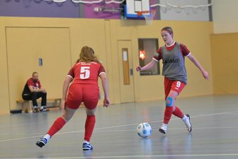 Hallenfußballturnier des DFC Westsachsen Zwickau schlägt neues Kapitel auf - Die Spielszene zeigt die Zwickauerinnen Emily Fritsch (links) und Kristin Richter (rechts) beim vereinsinternen DFC-Duell.