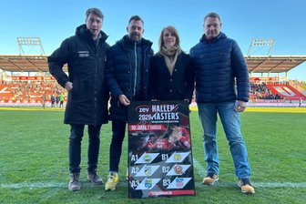 Hallenmasters: Der FSV Zwickau trifft zunächst auf die U 21 von Dynamo Dresden und den VFC Plauen - André Beuchold, Matthias Krauß, Doreen Paesold-Runge und André Hentschel (von links) präsentieren die ausgelosten Gruppen für das 21. ZEV Hallenmasters.