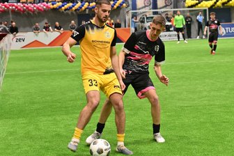 Hallenmasters in Zwickau: So erlebte dieser Hartensteiner Amateurfußballer seinen Auftritt vor tausenden Zuschauern - Im Spiel um Platz 5 unterlagen Collin Forster (rechts) und die Westsachsenauswahl dem VFC Plauen (im Bild Tyron Profis).