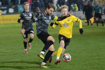 Hallenmasters und Testspiel-Kracher: Das sind beim VFC Plauen und VfB Auerbach die Höhepunkte in der Winterpause - Das Foto aus dem Vogtlandderby in Auerbach zeigt VFC-Kapitän Valentin Sponer (vorne links) im Zweikampf mit VfB-Stürmer Tim Kaiser. 1906 Zuschauer sahen ein unterhaltsames und packendes 2:2.