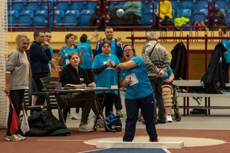 Hallenmeeting der Special Olympics in Chemnitz: „Jeder hier ist ein Gewinner“ - Eine der Disziplinen beim Winter-Hallenmeeting: Kugelstoßen. Hier in Aktion: Nadin Richter vom HSC Chemnitz.