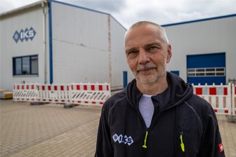 Hallenneubau von Firma im Erzgebirge wird Opfer des Sturms - Raimer Meier ist einer der beiden geschäftsführenden Gesellschafter der Firma IKS in Schneeberg. Hinter ihm ist die freie Fläche zu sehen, wo eine neue Halle entstehen soll. Vor Pfingsten wurde der Neubau Opfer eines Sturms.