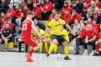 Hallenpokal der „Freien Presse“: Heinsdorfergrund und Treuen raus - Mit der 1:3-Niederlage des FSV Treuen (Louis Schlosser, links) gegen die SpVgg Heinsdorfergrund (Robert Schaller, am Ball) wurde am Samstagnachmittag in der Plauener Kurt-Helbig-Halle die Vorrundengruppe B um den Hallkenpokal der „Freien Presse“ eröffnet. Den Einzug in die Zwischenrunde haben beide Teams verpasst.