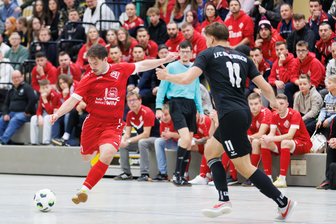 Hallenpokal der „Freien Presse“: Leubnitz, Rodewisch und Lauterbach eine Runde weiter - Max Löscher (Leubnitz, links) gegen den Rodewischer Alex Samolewicz. Leubnitz gewann das direkte Duell mit 3:2 und wurde am Ende Gruppensieger. Rodewisch folgte als Zweiter ebenso in die Zwischenrunde wie die Drittplatzierten aus Lauterbach.