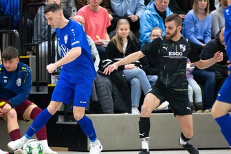 Hallenpokal der "Freien Presse": VFC Plauen und Reichenbacher FC ziehen in die Endrunde ein - Reichenbachs Yannick Diegel (links) wird hier von Toni Sieber vom SSV Bad Brambach verfolgt. Vor 502 Zuschauern setzte sich seine Mannschaft in der Kurt-Helbig-Halle erneut bis in die Endrunde durch.