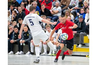 Hallenpokal der „Freien Presse“: Welcher Plauener Verein souverän und welcher nur mit Mühe weiterkam - Christian Lange (rechts) musste sich mit der SG Rotschau am Freitagabend dem Team von Wacker Plauen um Fabian Fritzsche (links) 0:3 geschlagen geben. Am Ende zogen beide Vereine in die Zwischenrunde ein.