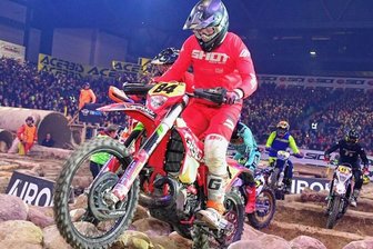 Hallenritt endet schmerzvoll - Auf dem Steinfeld der Riesaer Arena zeigte Louis Richter zunächst sein ganzes Können. Später erlebte er dort einen spektakulären Sturz und landete nach einem ungewollten Rückwärtssalto auf dem Rücken. 