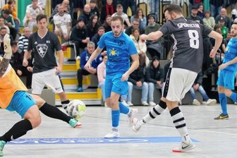 Hallenspektakel mit furiosem Auftakt - Da schlägt es zum sechsten Mal im Plauener Tor ein: Syraus Pascal Steinbach (Nummer 8) überwindet den Torhüter von Concordia Plauen Toni Döge zum 6:1. Am Ende behielten die Syrauer im Duell der beiden Vogtlandliga-Mannschaften mit 7:1 die Oberhand.