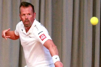 Hallentennis-Bezirksklasse: Oelsnitzer kassieren deftige Klatsche - Peter Hanslik vom TSV Oelsnitz und seine Teamkollegen hatten gegen Plauen keine Chance.