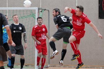 Hallenturnier um den Pokal der Freien Presse: Wer löst noch das Zwischenrundenticket? - In diesem Jahr sind ihre Teams jeweils Favorit in der Vorrundengruppe: Oliver Ketzel vom SV Merkur Oelsnitz (Zweiter von rechts) geht hier mit dem Leubnitzer Patrick Schröter ins Kopfballduell.