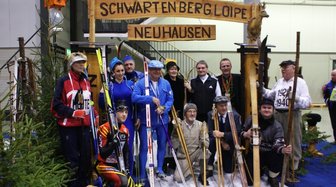 Hallo für Models der Loipe - 
              <p class="artikelinhalt">Die Models von der Abteilung Wintersport des SSV Blau-Weiß Neuhausen nach ihrem Auftritt "Ski-Langlauf im Wandel der Zeit" auf dem Dresdner Reisemarkt am vergangenen Wochenende. Sie posierten am Stand von Uwe Löschner, Chef des Nussknackermuseums Neuhausen. </p>
            