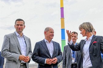 Hallo, Herr Bundeskanzler! Was Menschen aus Chemnitz Olaf Scholz fragen möchten - Olaf Scholz bei einem Besuch in Chemnitz im Jahr 2019. Links neben ihm der sächsische Wirtschaftsminister Martin Dulig und rechts die ehemalige Chemnitzer Oberbürgermeisterin Barbara Ludwig.