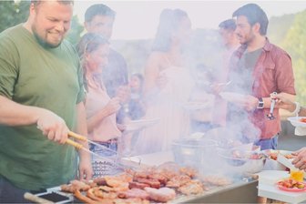 „Hallo, Nachbar“, heißt es am Stadtteilbüro in Schwarzenberg-Heide - Grillen, Plaudern und in Kontakt kommen, das will der Nachbarschaftstag erreichen.
