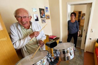 Hallo, neues Jahrhundert: 99-Jähriger aus dem Erzgebirge haut noch kräftig auf die Pauke - Herbert Uhlig (99) mit seiner Tochter Ingrid Springer. Er spielt gern noch Schlagzeug.