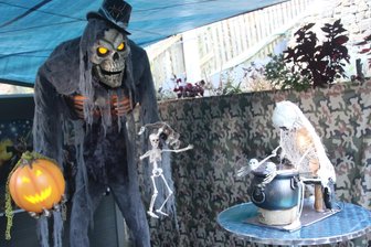 Halloween-Alarm in Augustusburg: Fans verwandeln ihr Grundstück in ein Gruselkabinett - Groß, größer, am größten: Halloween-Dekoration nach amerikanischen Vorbild in Augustusburg.