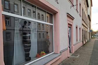 Halloween-Dekoration in Augustusburg sorgt für Diskussion - Stein des Anstosses war die in Plastik eingewickelte Puppe im Schaufenster. Zuvor hing sie rechts über dem Eingang.