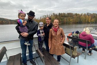 Halloween-Fahrten ausgebucht: Talsperre Kriebstein feiert gelungene Saison - mit kleinen Wermutstropfen - Thomas Wolf, seine Frau Claudia Schnee, Oma Maria Schnee und die Mädchen Merida und Emelie gehören zu Halloween buchstäblich zum Inventar des Schiffes "Kriebstein". Den Saisonabschluss an der Talsperre haben sie noch nie verpasst.