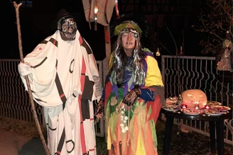 Halloween: Gruselige Gestalten treiben in Langenhessen ihr Unwesen - Matthias Pürzel und Brigitte Engel haben sich auch schon als gruselige Gestalten am Gartenzaun postiert.