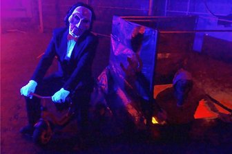 Halloween im Erzgebirge: Ehemalige Fabrik wird zum Gruselkabinett - Eine auf einem Dreirad herumfahrende Horrorfigur und der Teufel, der aus einem Loch empor kam, waren zwei von insgesamt 13 schaurigen Gestalten im Dittmannsdorfer Gruselhaus.