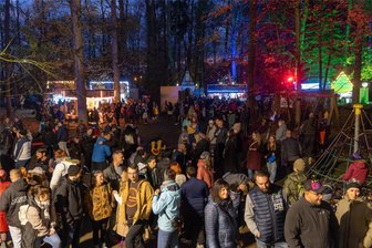 Halloween im Erzgebirge: Hunderte Besucher strömen an den Pöhlberg - Hunderte Besucher amüsierten sich auf dem Gelände an der Waldklause.