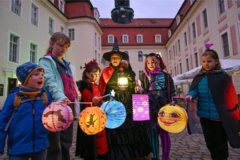 Halloween im Schlosspark Lichtenwalde: Das sind die gruseligsten Bilder - Manche Lampions sahen aus wie ein Kürbis... Eindrücke von der Halloween-Woche im Schlosspark Lichtenwalde.