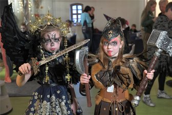 Halloween in der Kinderbibliothek Freiberg: So lernen Kinder das Gruseln - Wie alle jungen Gäste waren Annika und Angelika zur Halloween-Party in der Kinderbibliothek Freiberg am Samstag aufwendig (und furchteinflößend) kostümiert.